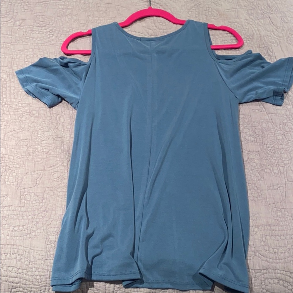 Open Shoulder Flowy Tee - Picture 2 of 4